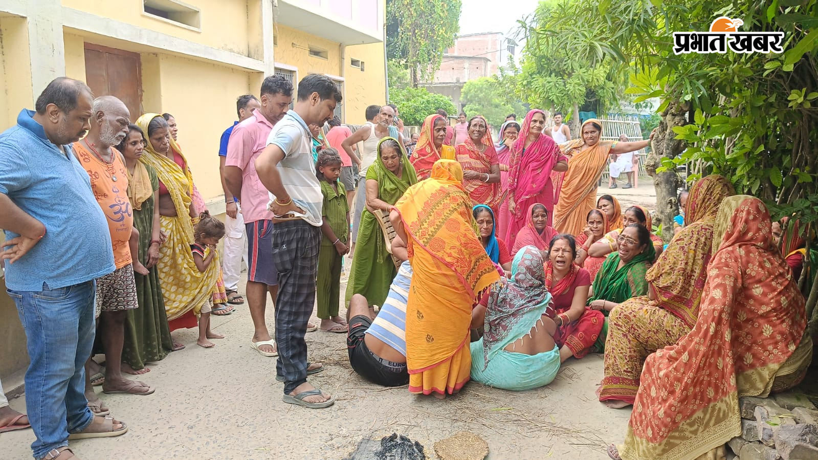 गंगा बाया नदी में स्नान के दौरान डुबने से छात्र की मौत के बाद रोते बिलखते परिजन व मृतक का फाइल फोटो | Prabhat Khabar Network
