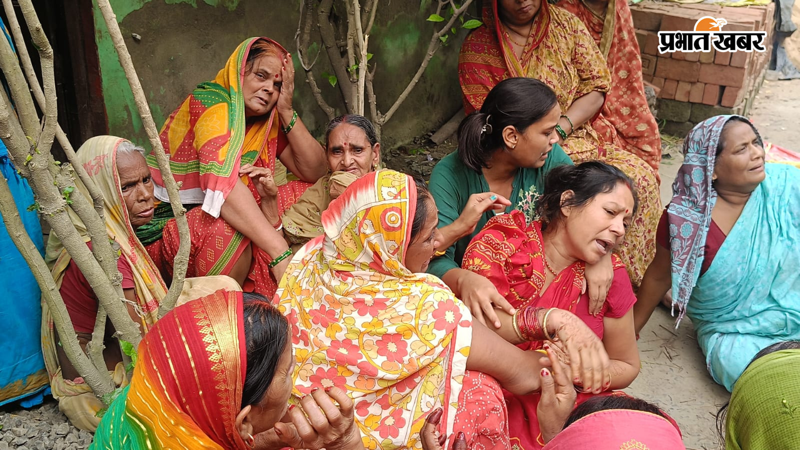 गंगा बाया नदी में स्नान के दौरान डुबने से छात्र की मौत के बाद रोते बिलखते परिजन व मृतक का फाइल फोटो | Prabhat Khabar Network