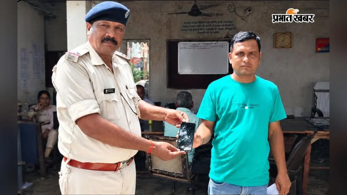 नवादा में ऑपरेशन मुस्कान का असर, पुलिस ने बरामद मोबाइल उसके असली मालिक को लौटाया