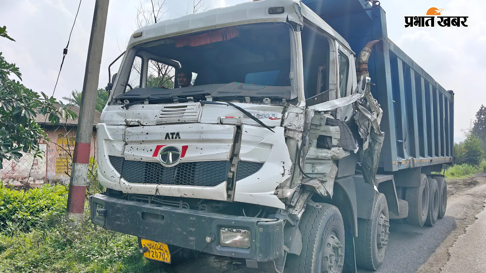 आमने-सामने भिड़े कोयला लदे दो हाइवा, एक का केबिन चकनाचूर; बाल-बाल बचे चालक-उपचालक