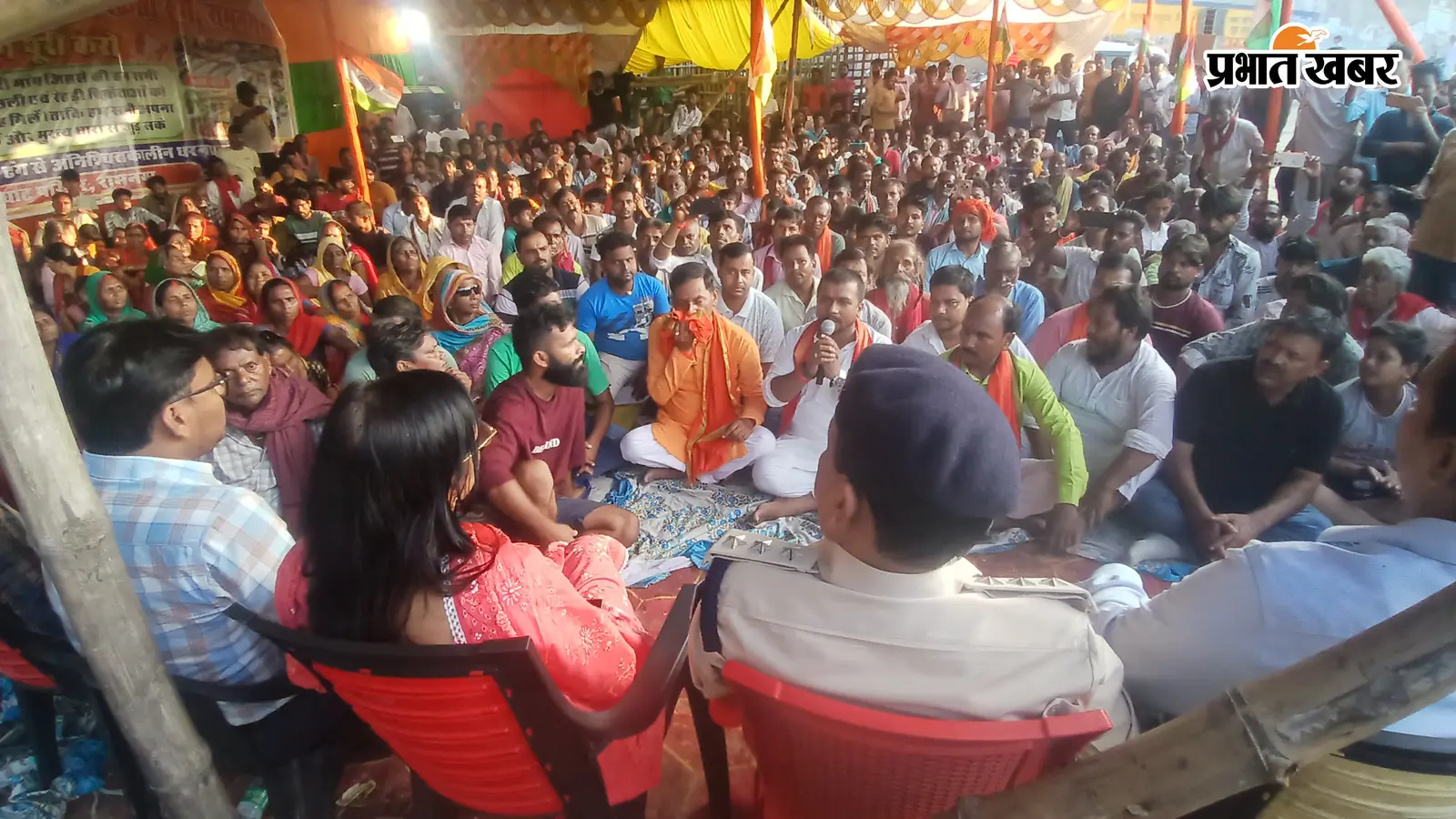 स्थायी मंडी के लिए विक्रेताओं ने खोला मोर्चा, प्रशासनिक अफसरों की मौजूदगी में एसडीएम ने दिया आश्वासन