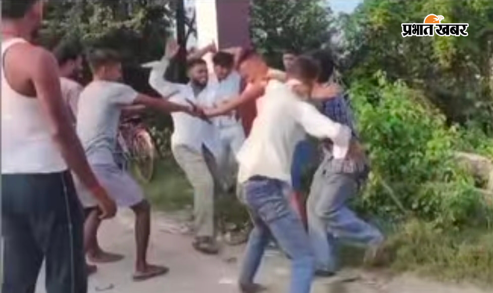 फोटो 1/ घटना स्थल पर एक दुसरे से मारपीट करते ग्रामीण  2 /ग्रामीणों को रोकती पुलिस  | Prabhat Khabar Network