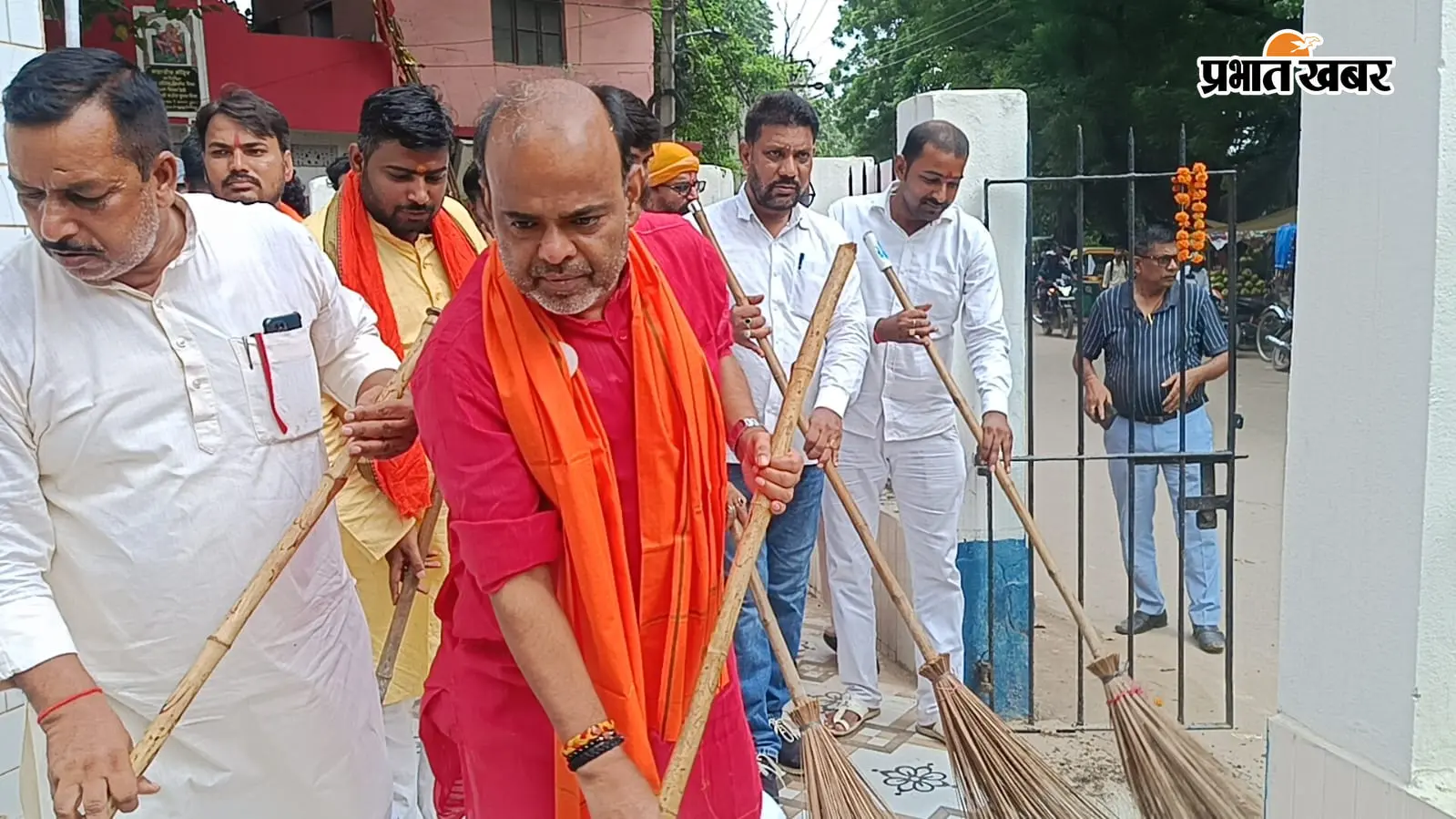 आरा में भाजपा ओबीसी मोर्चा के प्रदेश अध्यक्ष प्रमोद सिंह चंद्रवंशी ने चलाया स्वच्छता अभियान, सफाई कर्मियों को किया सम्मानित