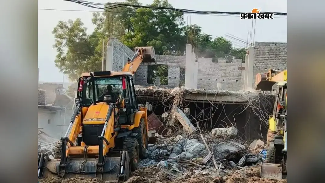 राजगीर में सरकारी जमीन पर बना दो मंजिला भवन ध्वस्त, दो जेसीबी से प्रशासन ने चलाया बुलडोजर