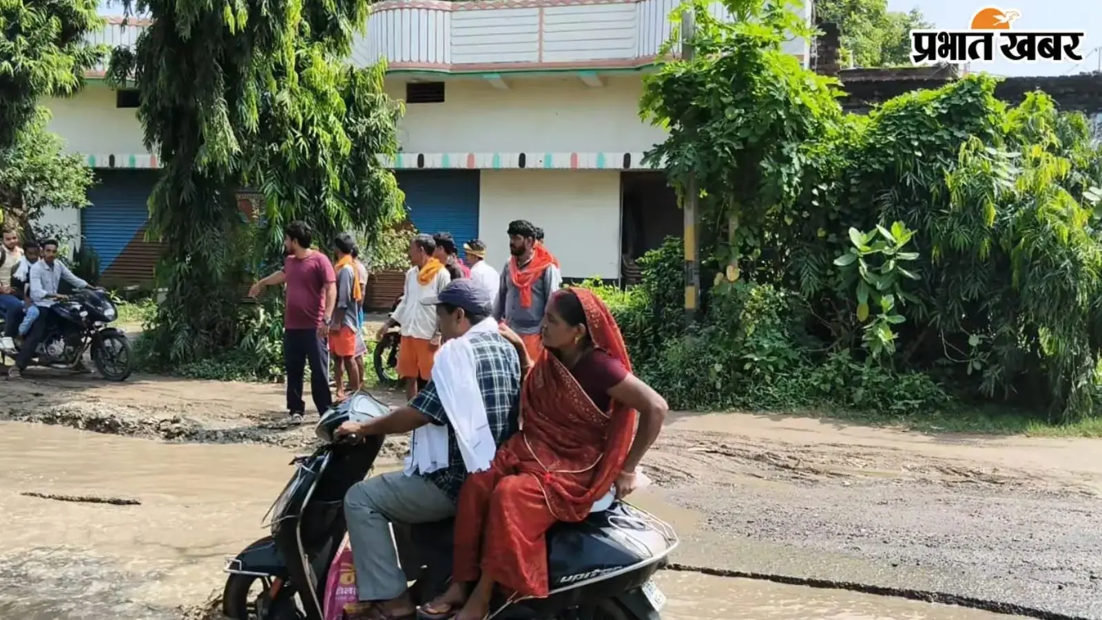 कैमूर : गोबरछ की मुख्य सड़क जलजमाव से बनी तालाब, गड्ढों में गिरकर घायल हो रहे राहगीर