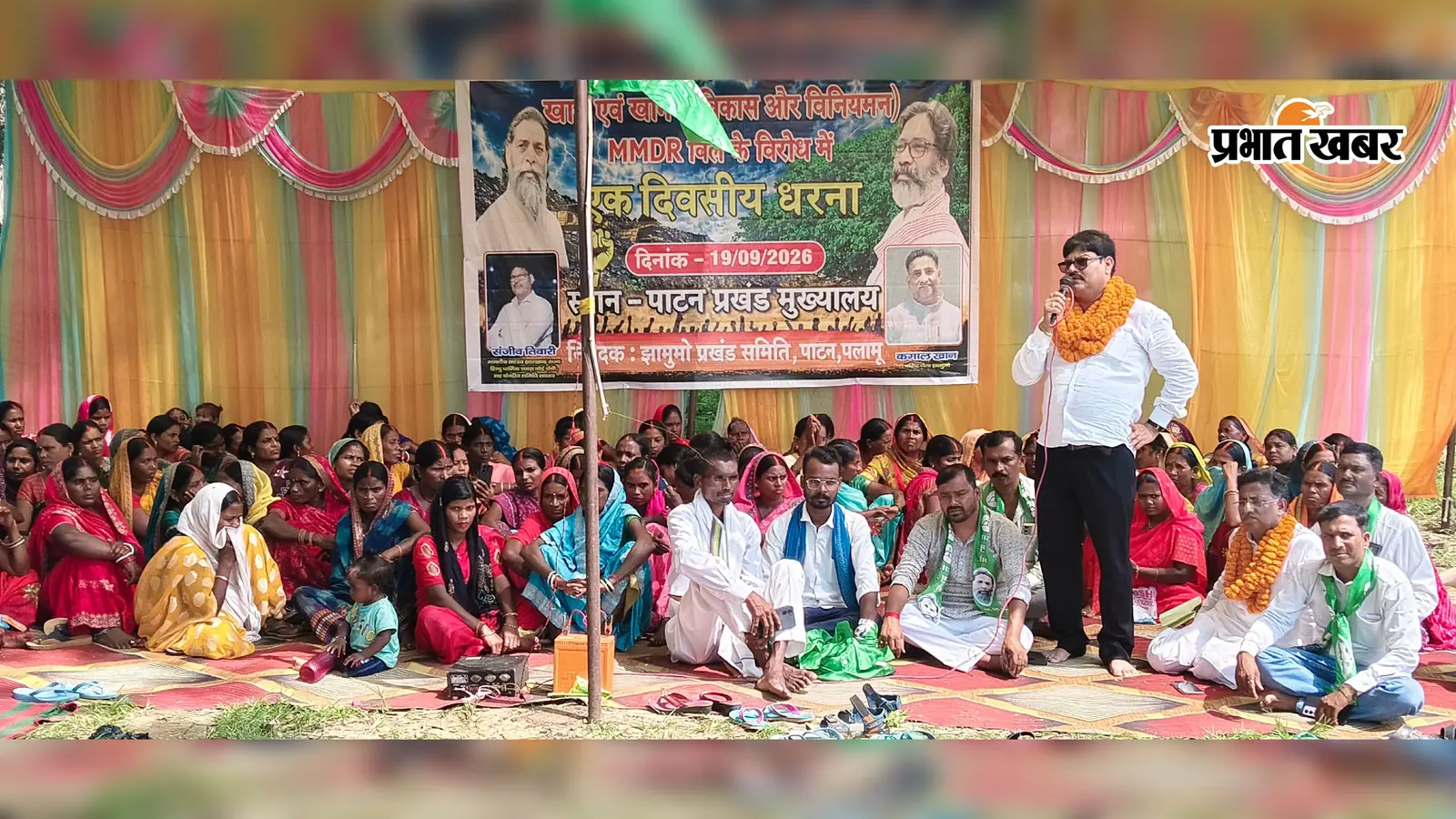पाटन प्रखंड कार्यालय के समक्ष झामुमो कार्यकर्ताओं ने विभिन्न मांगो को लेकर दिया धरना