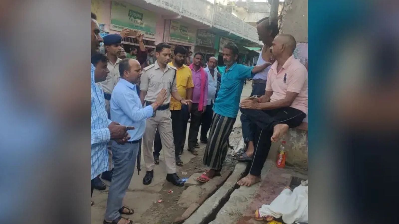 मांस-मछली मंडी में दुकानों की जांच करते नगर परिषद के सिटी मैनेजर प्रवीण कुमार ओझा व नगर प्रशासन की टीम | Prabhat Khabar Network