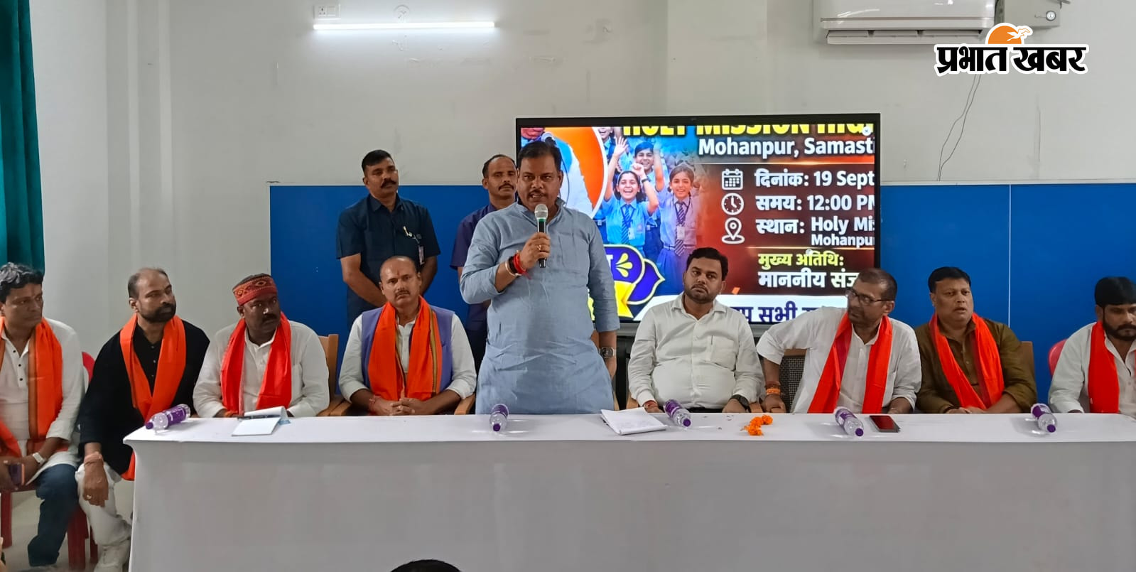 विद्यालय में छात्र-छात्राओं से संवाद करते बिहार के गन्ना उद्योग मंत्री संजय पासवान, मौके पर लोजपा रामविलास पार्टी के पदधारक | Prabhat Khabar Network