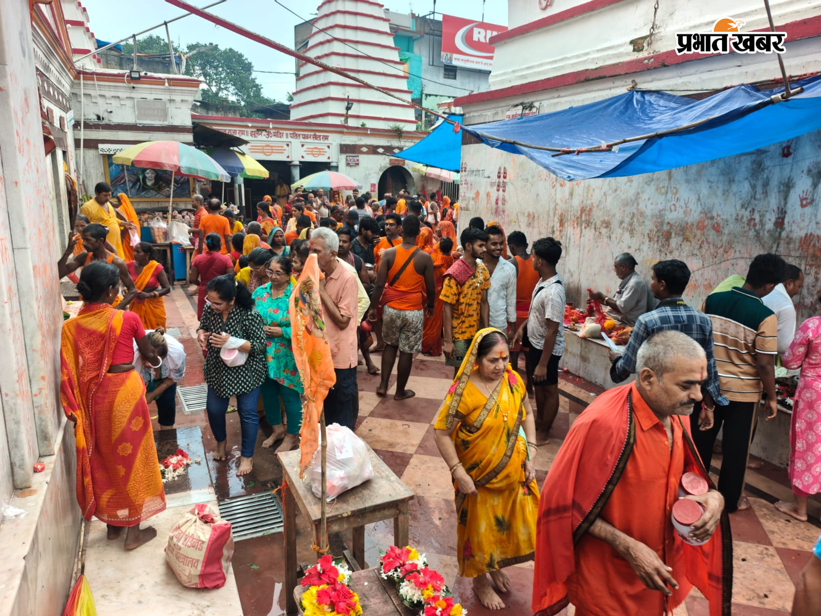 बासुकिनाथ में कांवरियों की कतार और बाबा की पूजा-अर्चना करते श्रद्धालु | Prabhat Khabar Network