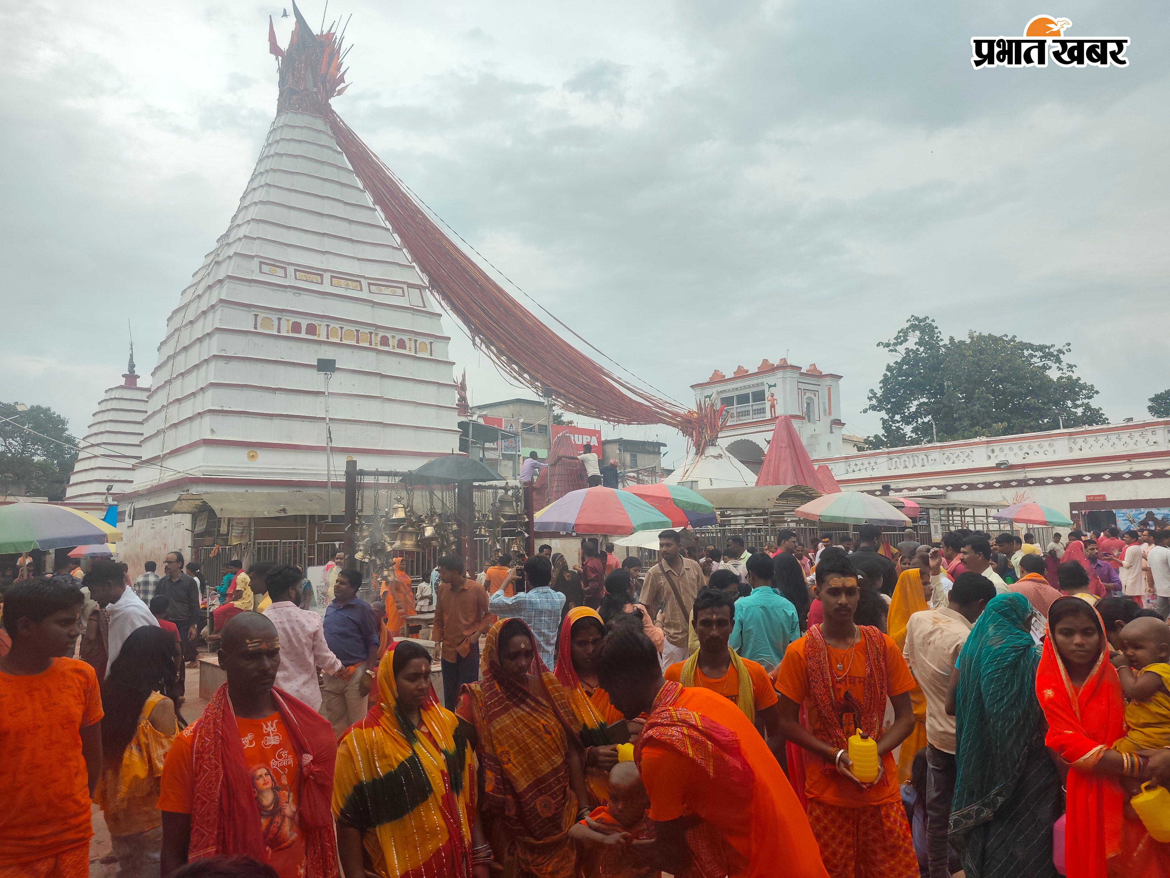बासुकिनाथ में कांवरियों की कतार और बाबा की पूजा-अर्चना करते श्रद्धालु | Prabhat Khabar Network