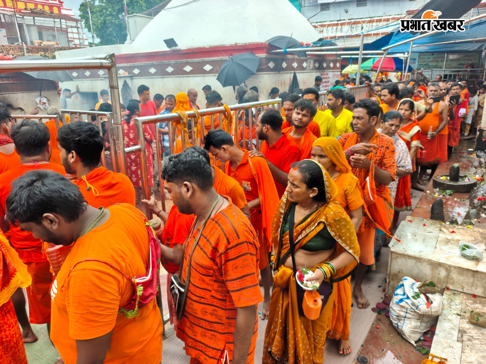 बासुकिनाथ में कांवरियों की कतार और बाबा की पूजा-अर्चना करते श्रद्धालु | Prabhat Khabar Network