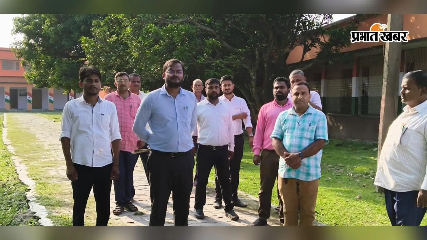 नरपतगंज स्कूल में दो शिक्षकों के बीच विवाद, ईंट लेकर दौड़ने का वीडियो वायरल