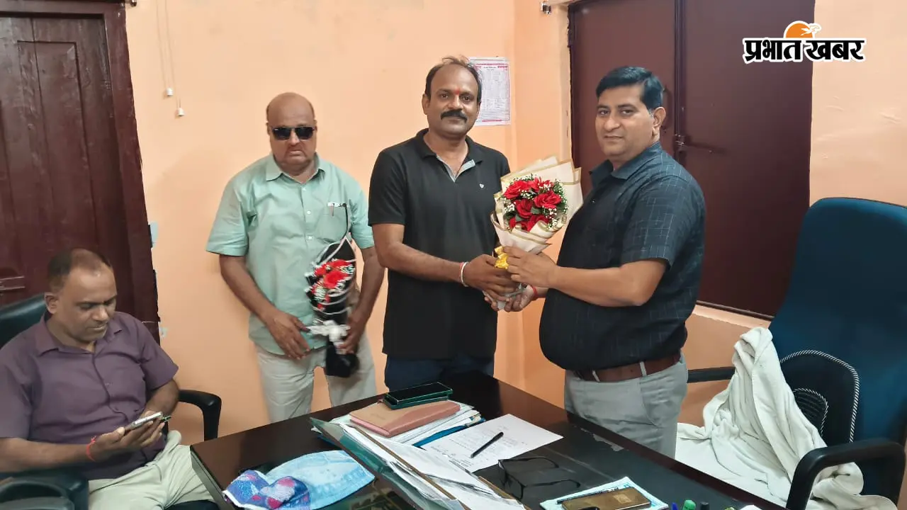 गोपालगंज: उचकागांव में BDO मनोज कुमार पंडित को शिक्षा विभाग की कमान, जनप्रतिनिधियों ने किया अभिनंदन