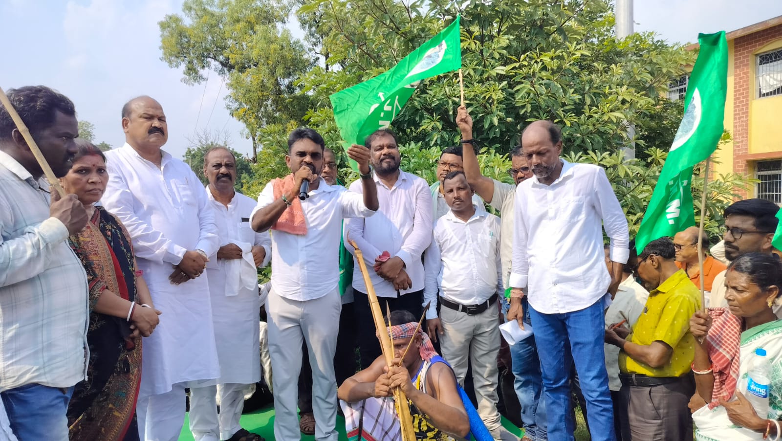 संबोधित करते विधायक संजीव सरदार और अन्य.
