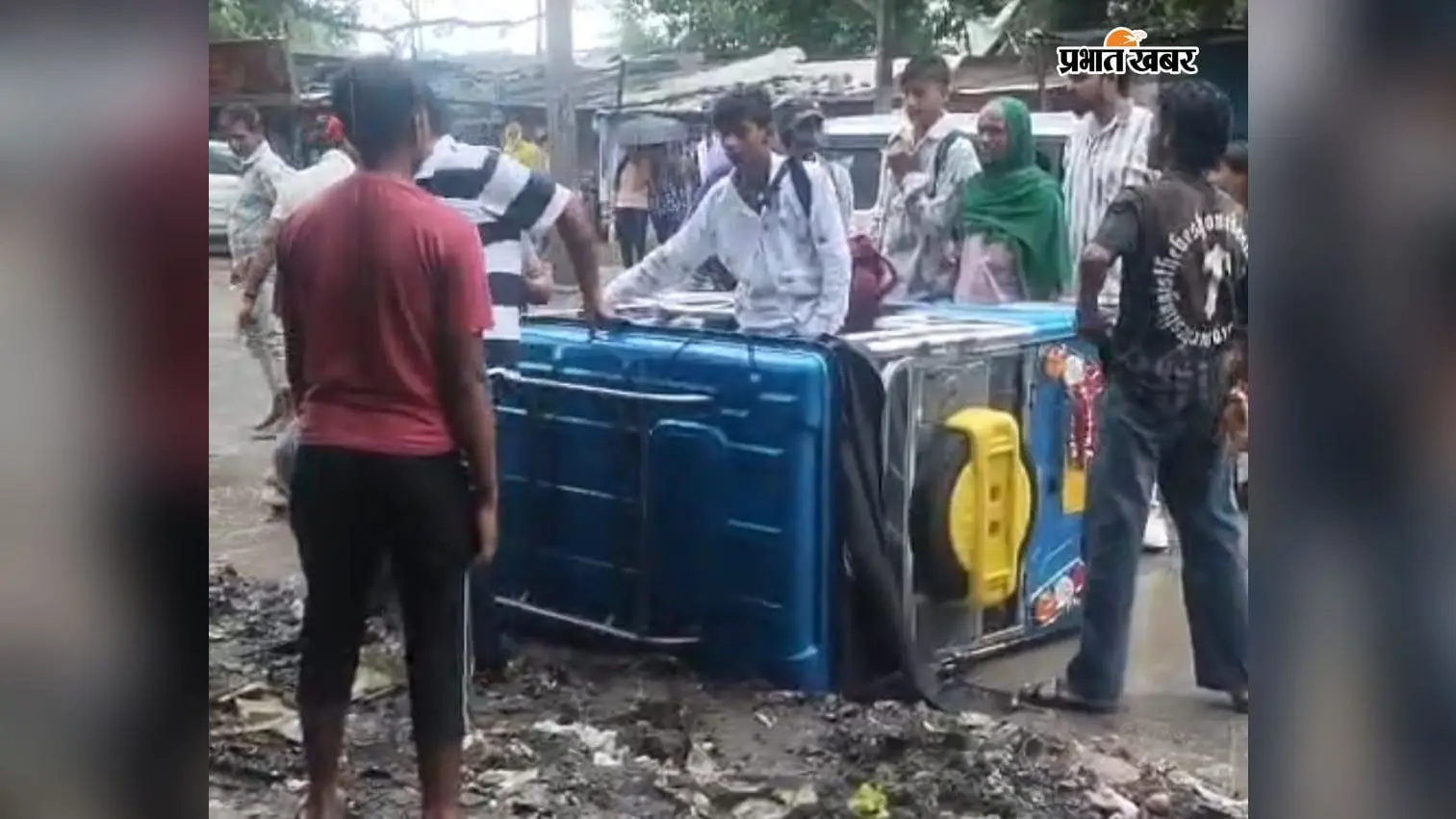 आरा के हसनबाजार में सड़क के गड्ढे में पलटा इलेक्ट्रिक रिक्शा, 500 मीटर सड़क जर्जर होने से बढ़ी परेशानी