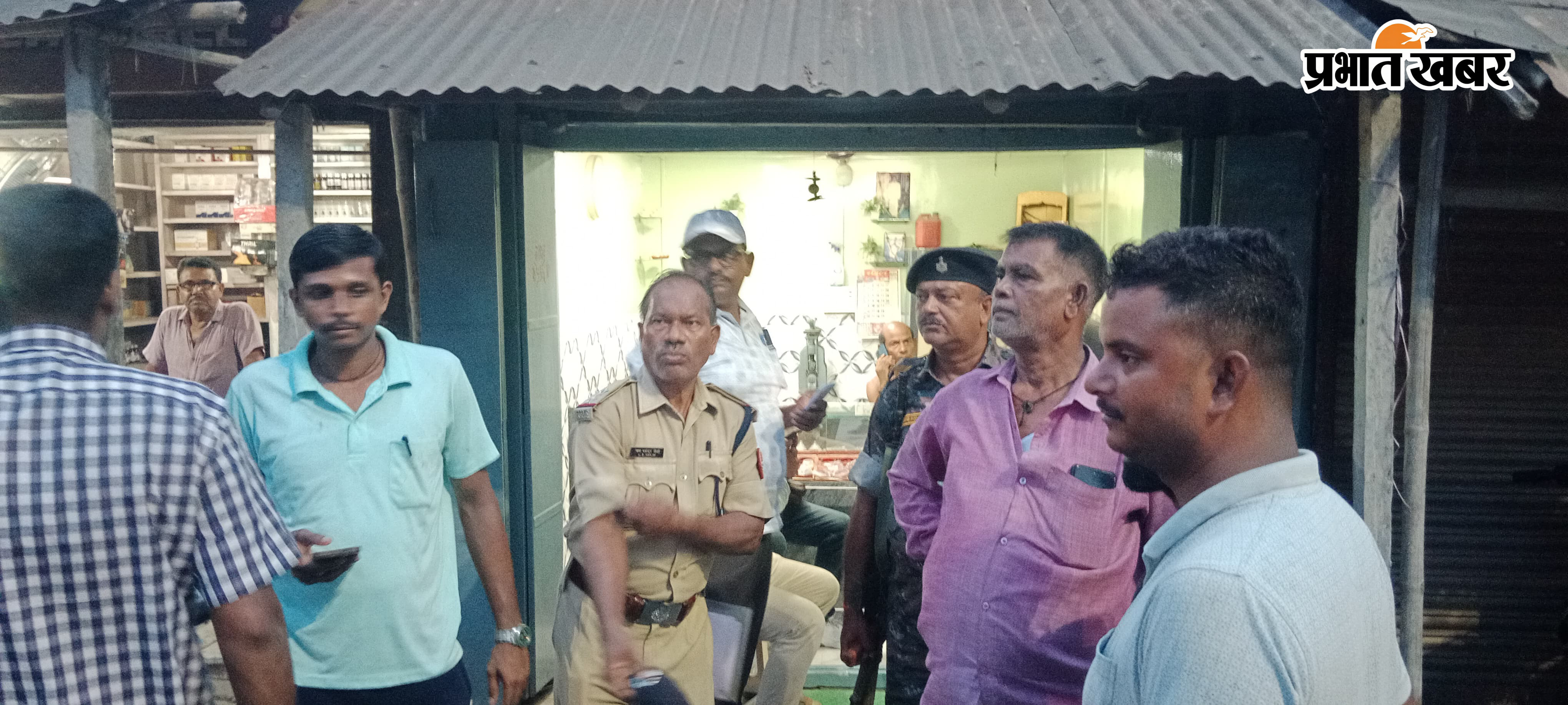 ज्वेलरी शॉप पर कार्रवाई करती हावड़ा रेल क्राइम ब्रांच व आरपीएफ की टीम | Prabhat Khabar Network