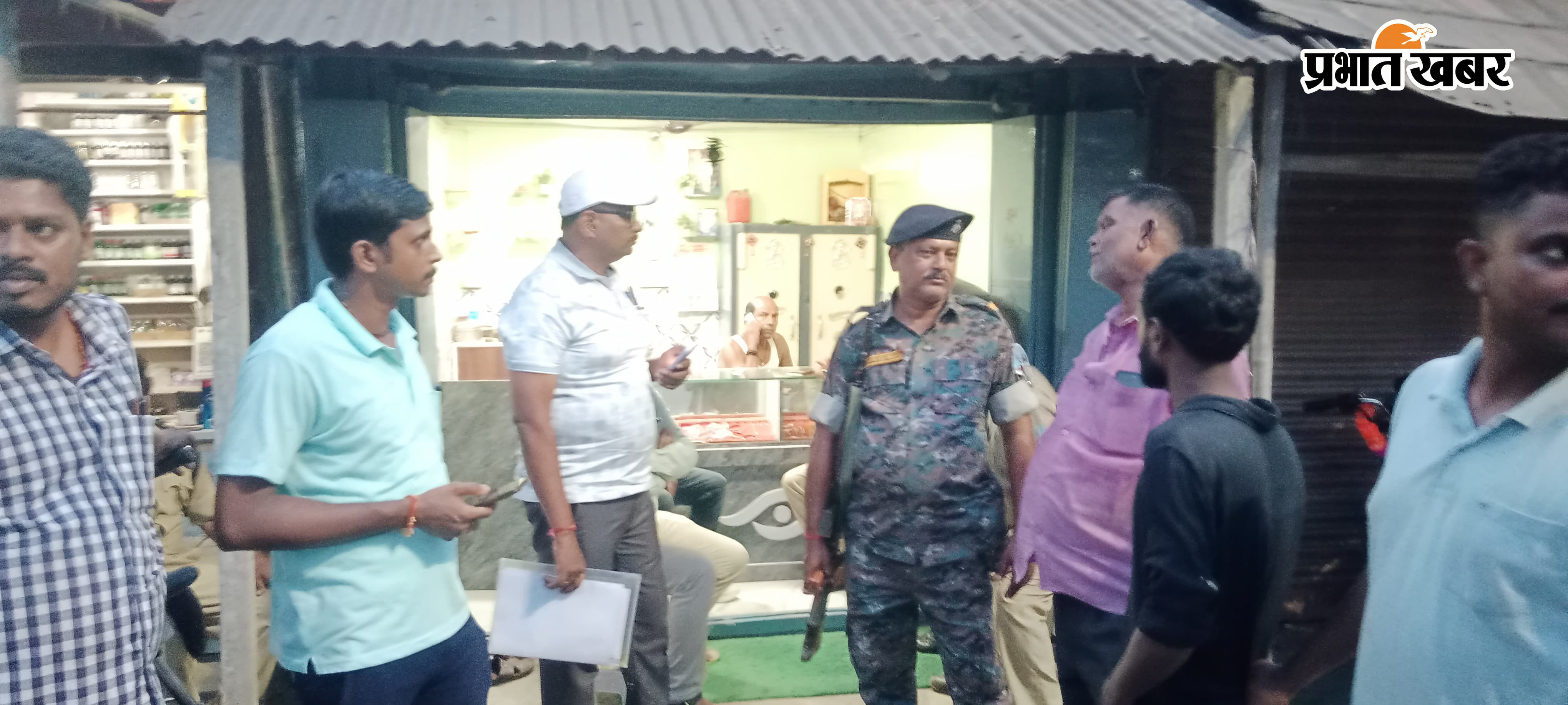 ज्वेलरी शॉप पर कार्रवाई करती हावड़ा रेल क्राइम ब्रांच व आरपीएफ की टीम | Prabhat Khabar Network