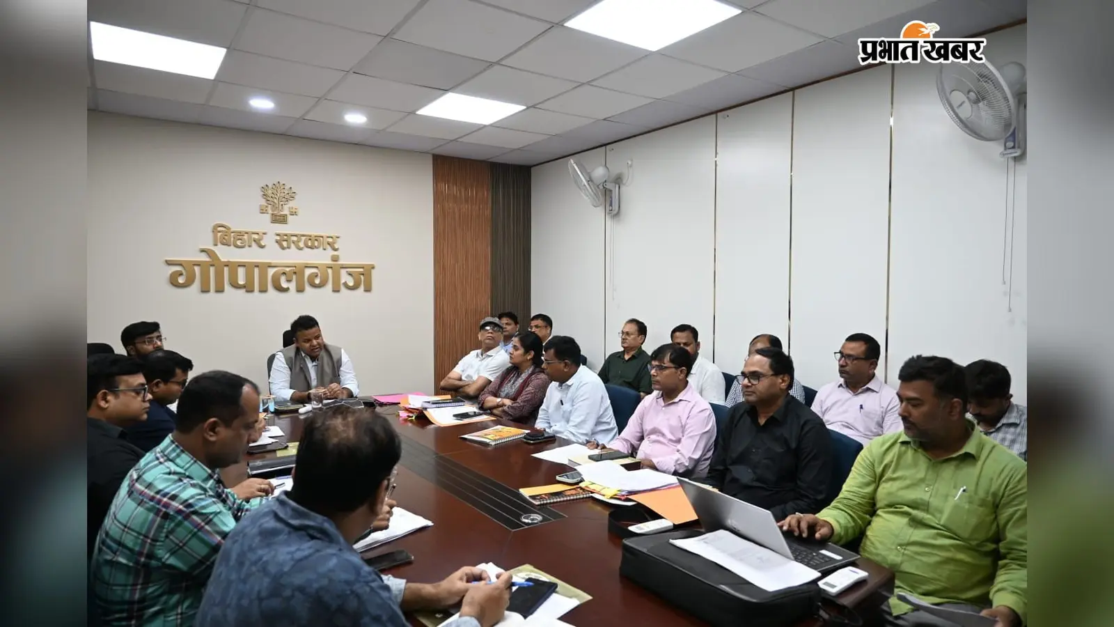 गोपालगंज में DM ग्रिवांस सेल की बैठक, 74 मामलों की हुई सुनवाई; वीडियो कॉन्फ्रेंसिंग से जुड़े अधिकारी