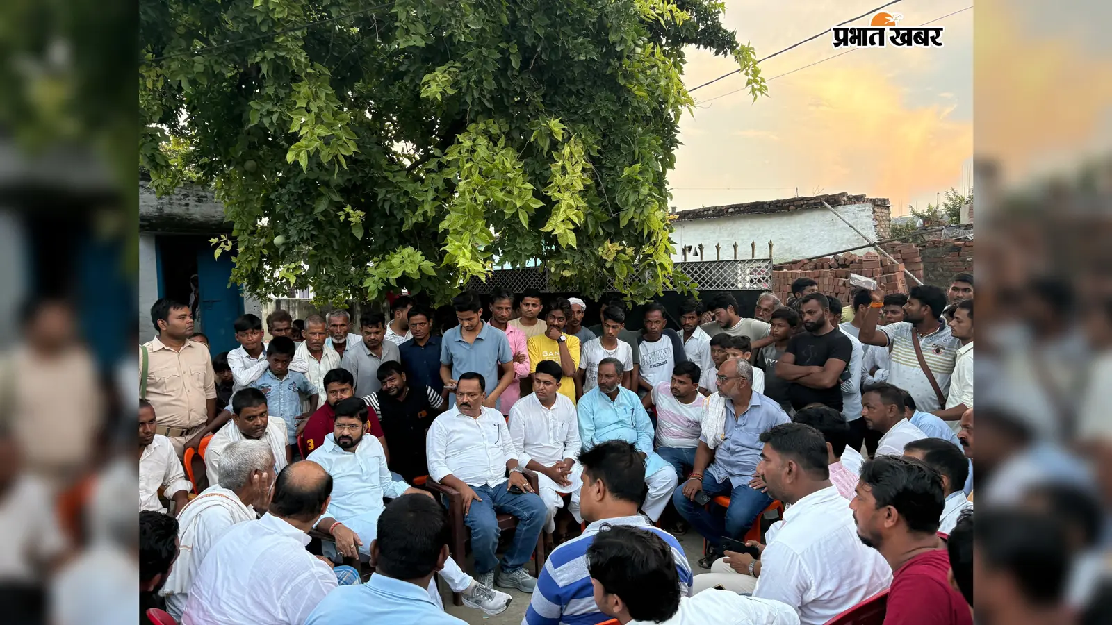 बंजरिया में शिक्षक शमशाद आलम की हत्या के बाद पीड़ित परिवार से मिले विधायक, न्याय का दिया भरोसा
