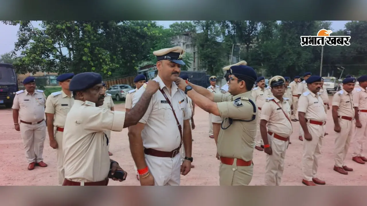 शेखपुरा में 40 एएसआई बने दारोगा, एसपी हिमांशु ने पहनाया दूसरा स्टार, नई जिम्मेदारियों का दिलाया एहसास