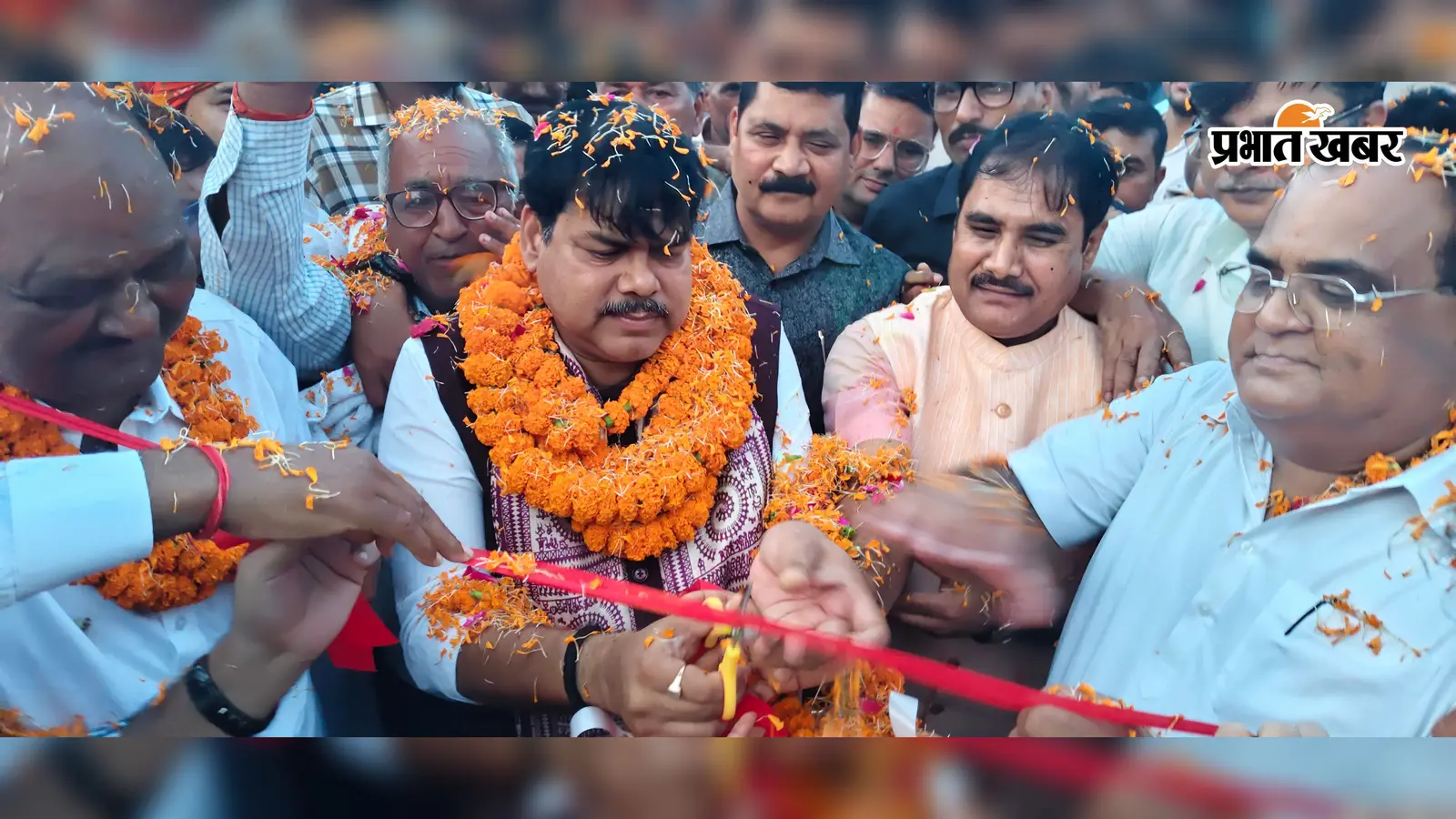 गोपालगंज: बलथरी गांव में बना भव्य तोरण द्वार, शिक्षा मंत्री मिथिलेश तिवारी और पूर्व मंत्री जनक राम ने किया उद्घाटन