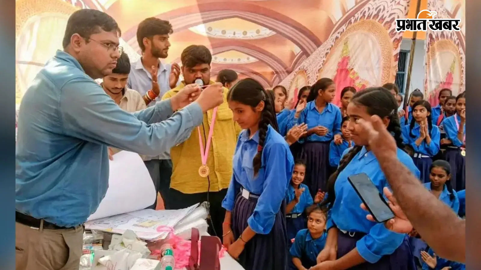 स्वच्छता ही सेवा अभियान के तहत चौसा में पेंटिंग प्रतियोगिता, बच्चों ने दिया स्वच्छता का संदेश