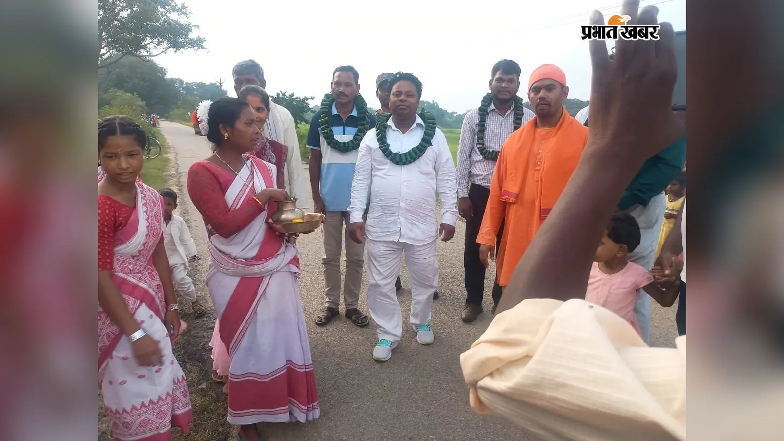करम पर्व की पूर्व संध्या पर झूम उठा मालियादा, छह नृत्य मंडलियों ने बिखेरा संस्कृति का रंग