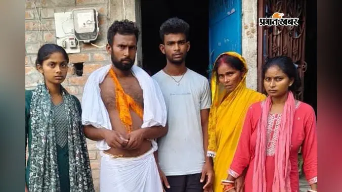 महुआ में मधुमक्खियों के हमले से नमकीन विक्रेता की मौत: मनचलों ने छत्ते पर मारा था पत्थर, इलाज के दौरान तोड़ा दम
