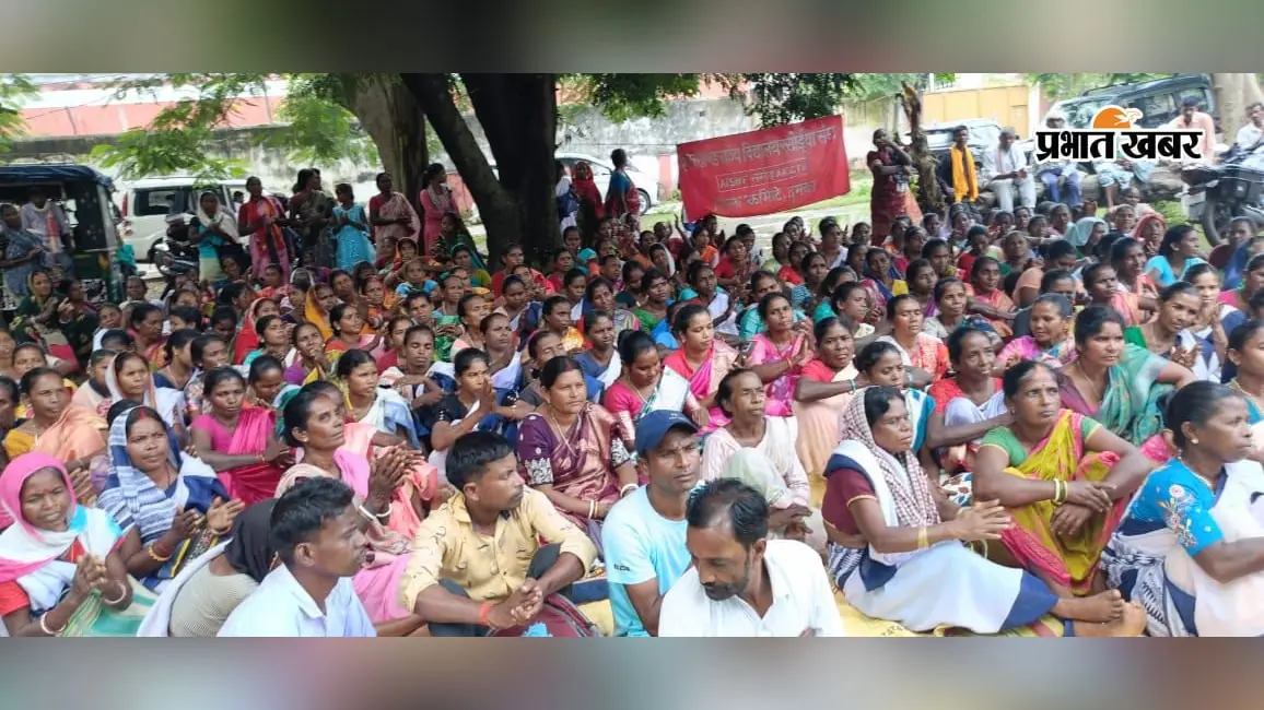 21 साल से बंधुआ मजदूर बनाकर रखा...दुमका में भड़कीं रसोइया बहनें, ₹42000 मानदेय और पेंशन के लिए जोरदार प्रदर्शन