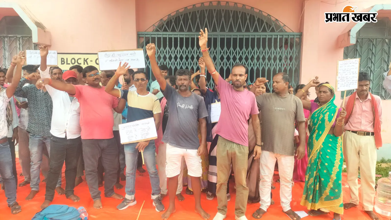 पांच माह से मानदेय नहीं मिला तो सारठ CHC में 58 कर्मियों ने ठप किया काम, विधायक की पहल पर खत्म हुआ धरना