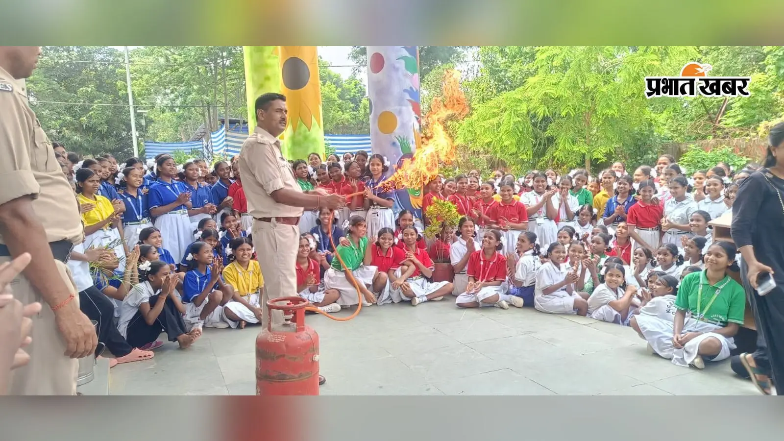 आग के खतरे से निपटने की तैयारी, कस्तूरबा विद्यालय में छात्राओं ने सीखा फायर फाइटिंग का तरीका