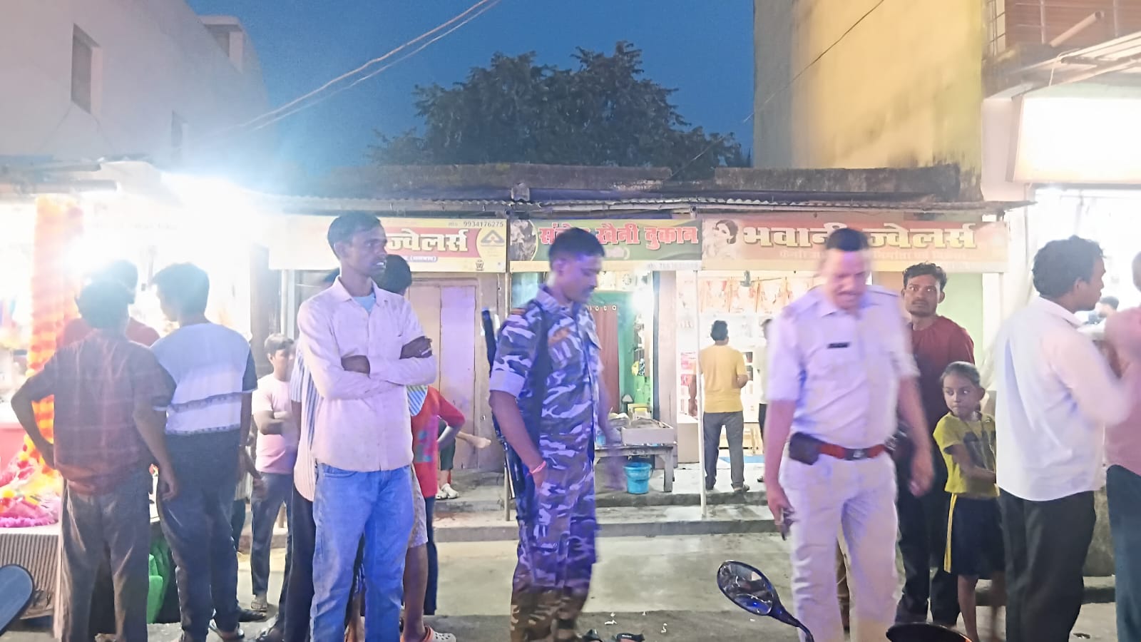 जांच करती बलियापुर थाना पुलिस