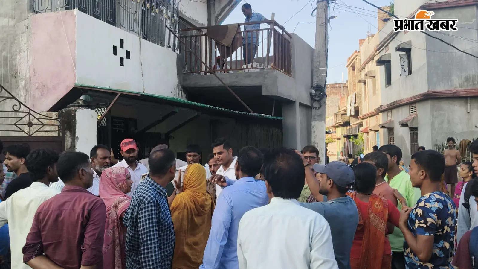 नरकटियागंज में गर्भ में मृत बच्चे को निकालने के दौरान महिला की मौत, परिजनों ने निजी क्लीनिक में किया हंगामा