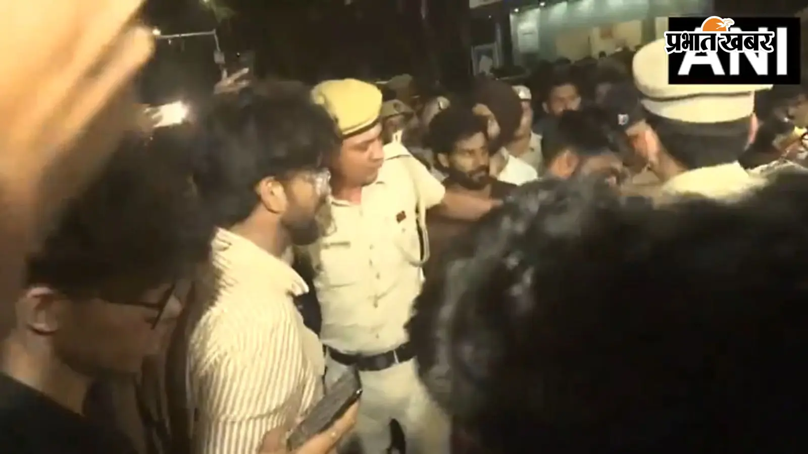 Video : DUSU चुनाव पर घमासान, गड़बड़ी के आरोप के बीच छात्रों के प्रदर्शन पर पुलिस एक्शन