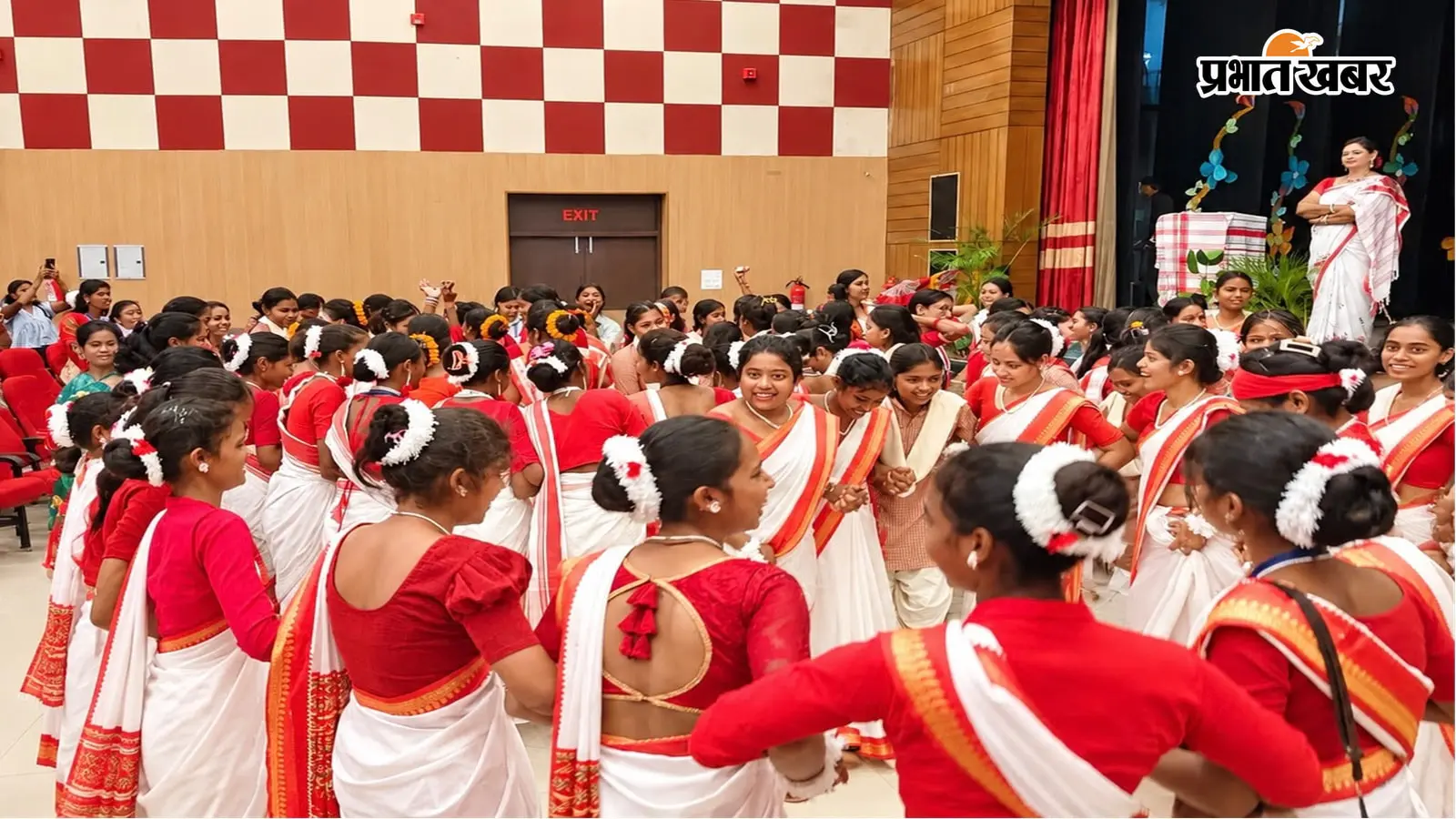 करम पर्व की पूर्व संध्या पर सजा रांची वीमेंस कॉलेज, छात्राओं ने लोकगीत और नृत्य से दिखाया झारखंडी रंग