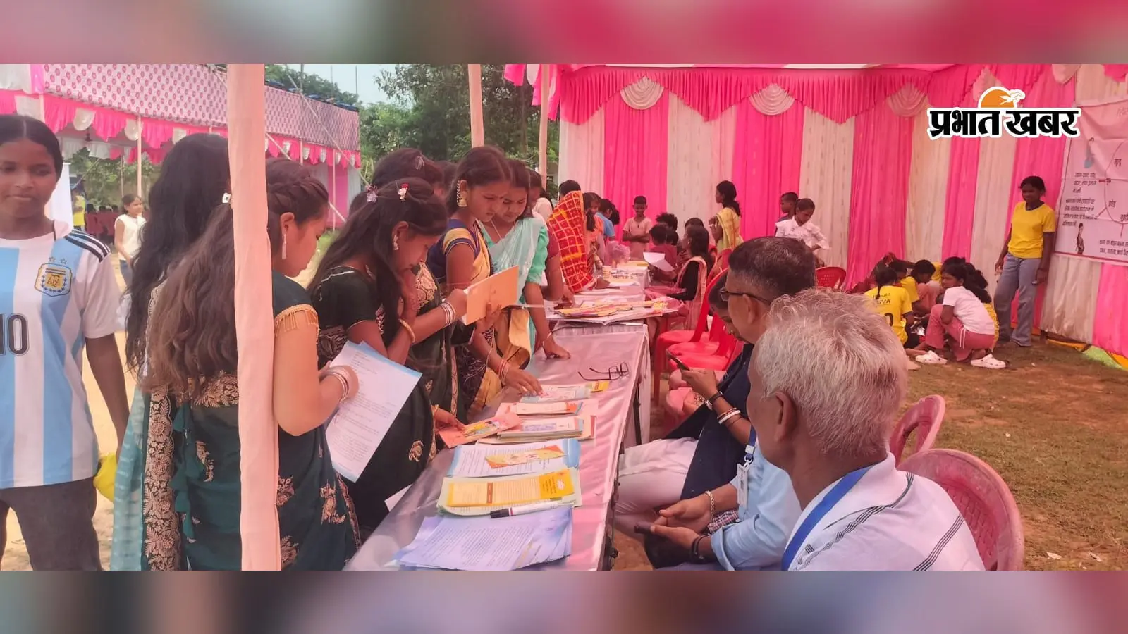 साड़ी मोड़ते और दोना बनाते दिखे पुरुष, पोटका के जेंडर मेले में क्यों करायी गयीं ऐसी गतिविधियां...