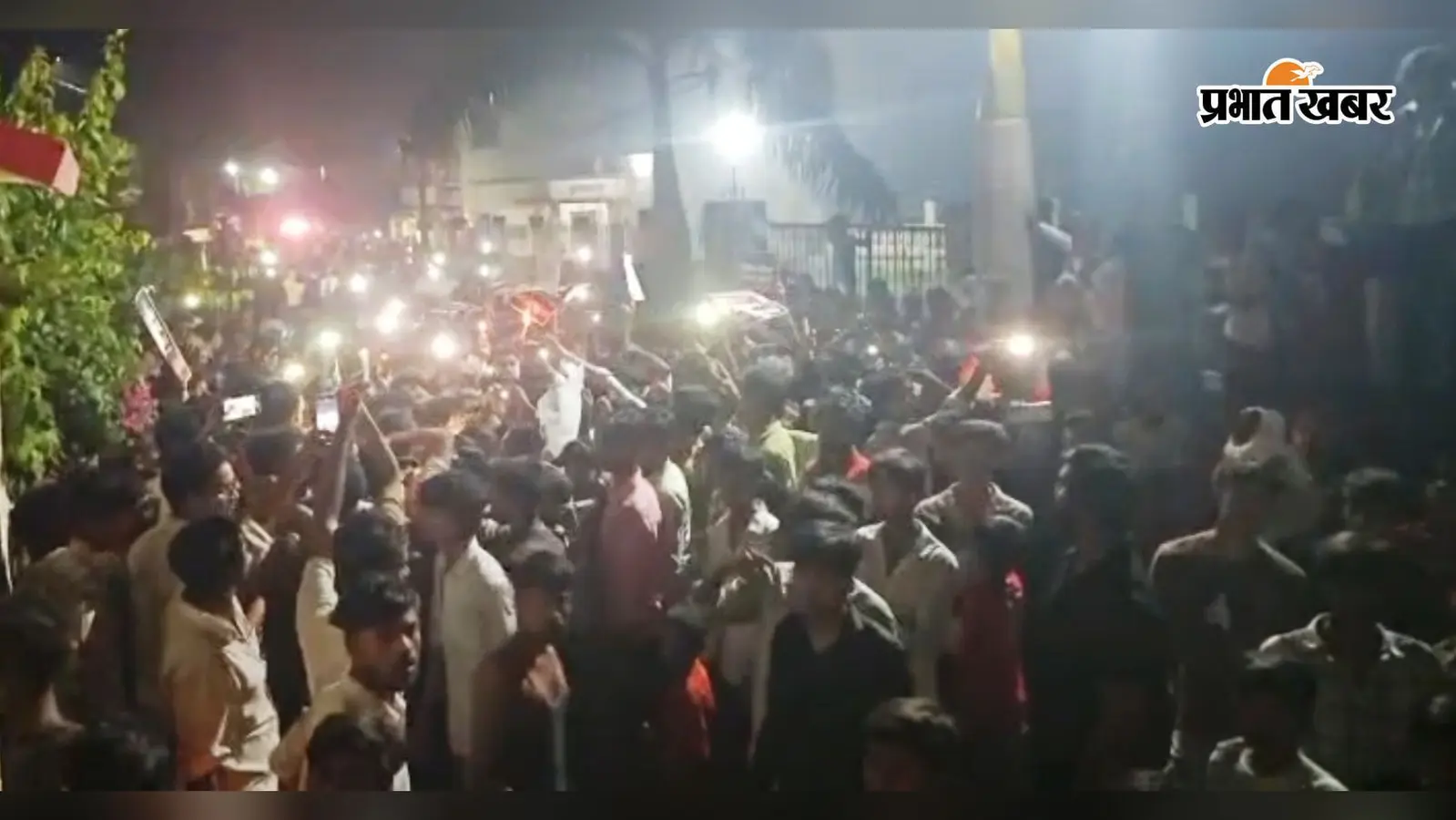 शिक्षक शमशाद की हत्या के विरोध में सड़कों पर उतरे ग्रामीण, कैंडल मार्च निकालकर की गिरफ्तारी की मांग