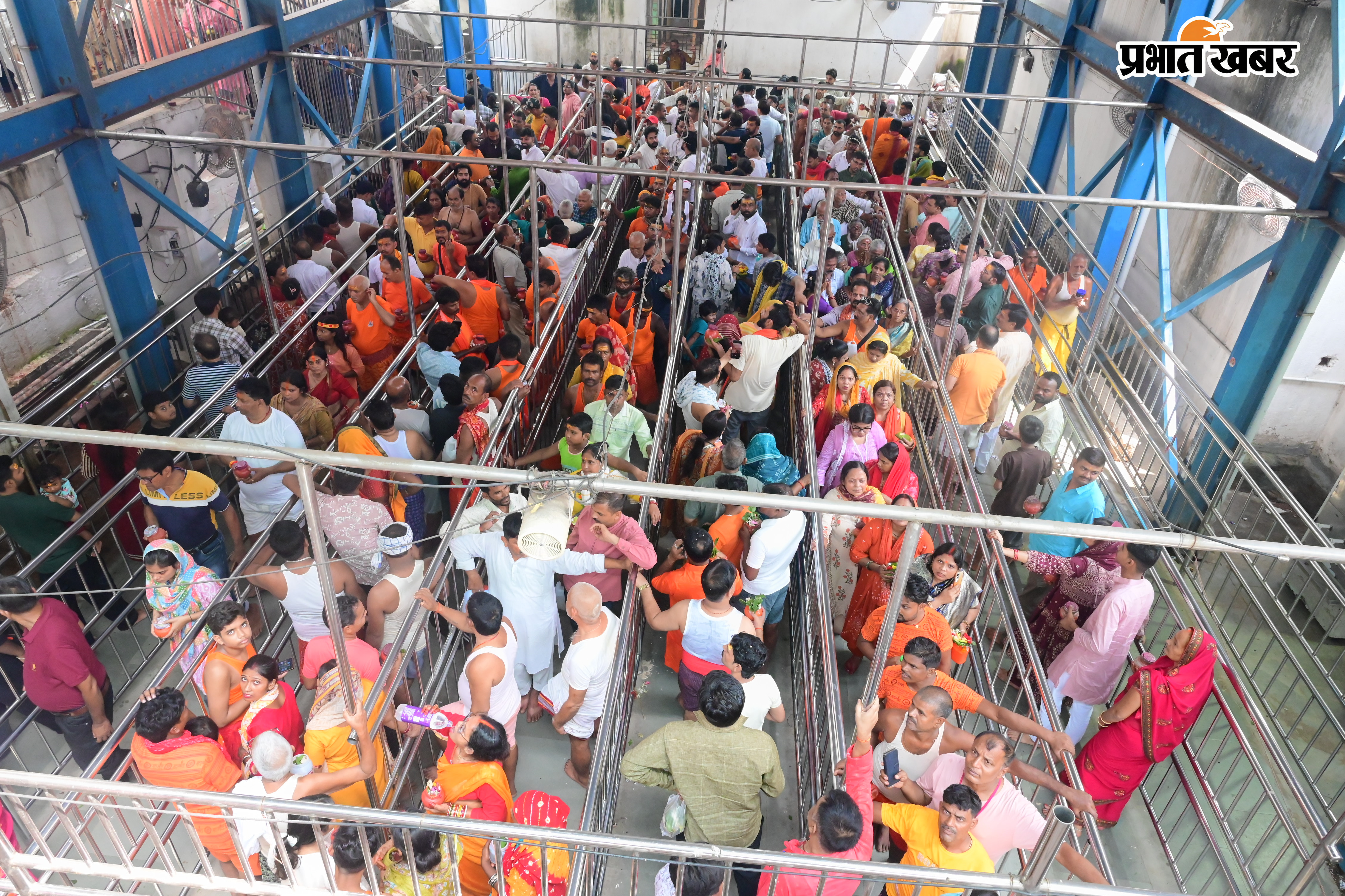 बाबा मंदिर में भक्तों की भीड़, शीघ्र दर्शनम कूपन के साथ कतारबद्ध भक्तगण | Prabhat Khabar Network