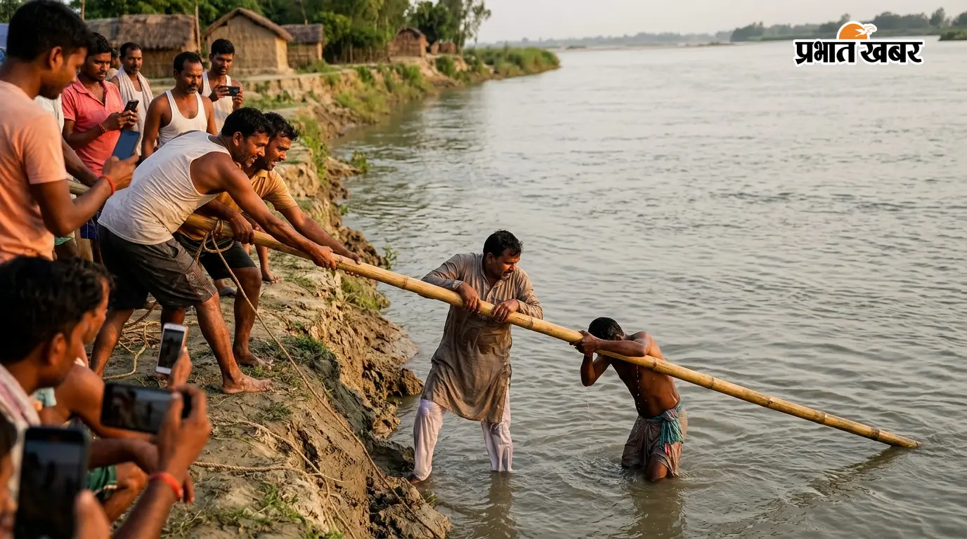 गंडक नदी में डूबते व्यक्ति को बचाने बांस के सहारे उतरे लोग, काफी मशक्कत के बाद निकाला बाहर, वीडियो वायरल