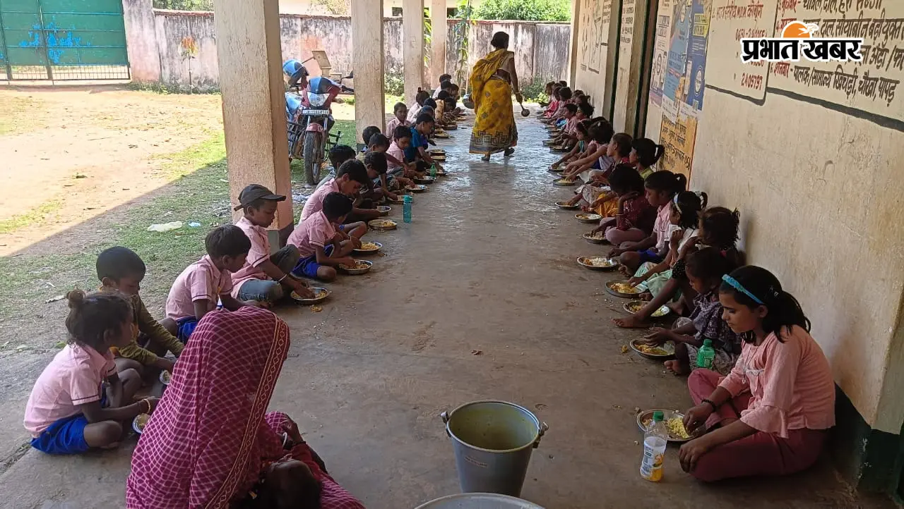 देवघर के स्कूलों में बच्चों की थाली, आवंटन के इंतजार में खाली! 5 महीने से 10.32 करोड़ अटका