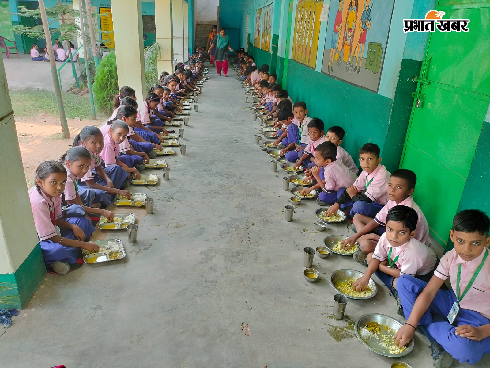 एक अन्य प्राथमिक विद्यालय में मध्यान भोजन करते स्कूली छात्र-छात्राएं. | Prabhat Khabar Network
