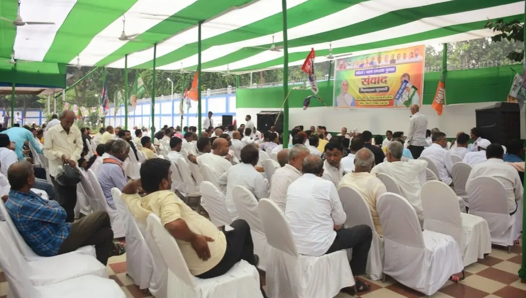 कार्यक्रम में उपस्थित कार्यकर्ता.