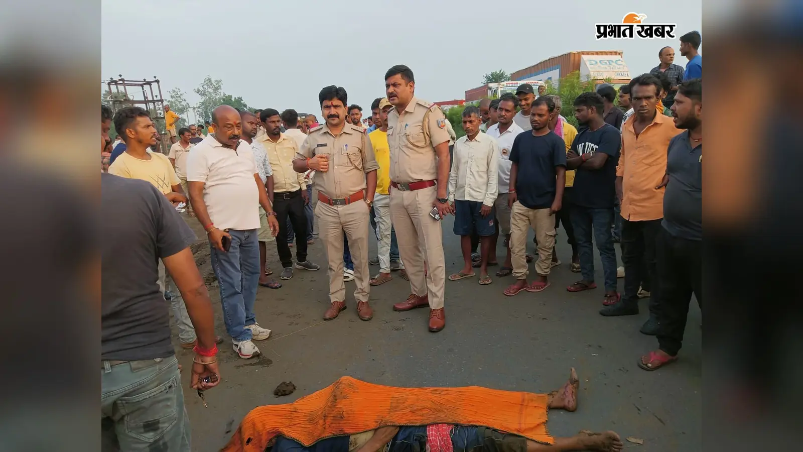 हाइवा की चपेट में आने से ट्रैक्टर सवार मजदूर की मौत, ग्रामीणों ने किया सड़क जाम