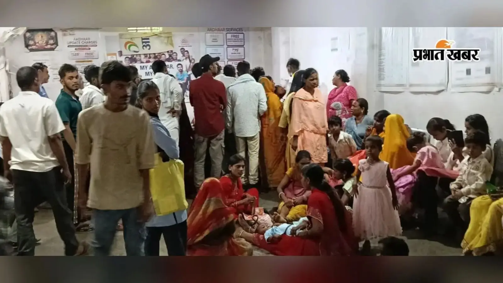 कैमूर में आधार बनवाना बना मुसीबत, एक कंप्यूटर पर 30-35 आवेदकों का ही हो रहा काम