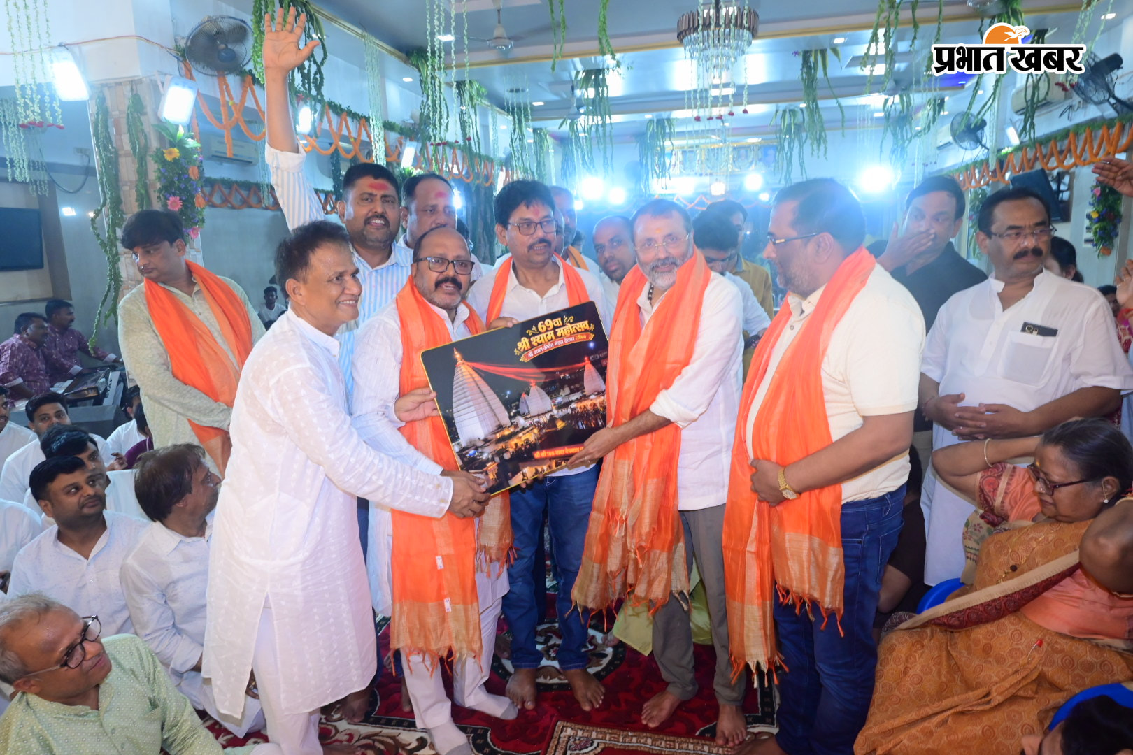कार्यक्रम में स्मृति चिह्न देकर सांसद डॉ निशिकांत दुबे को सम्मानित किया गया | Prabhat Khabar Network