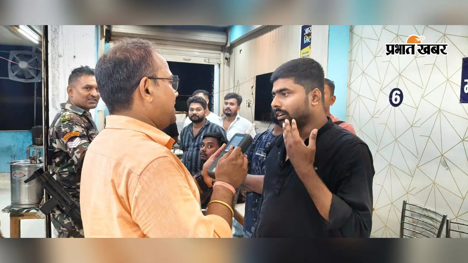 प्रभात पड़ताल के बाद एक्शन: मीट के साथ परोसी जा रही थी शराब, पुलिस ने मारा छापा, 6 गिरफ्तार और दुकान सील