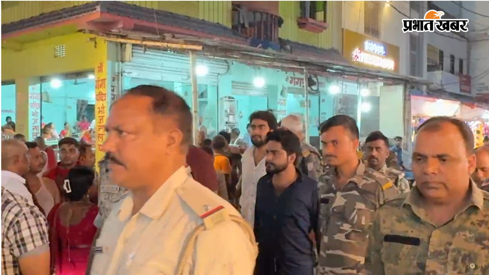 हथियार गोली बरामद करने संदिग्धों को इलाके में पैदल मार्च करते ले जाती नगर थाना पुलिस | Prabhat Khabar Network