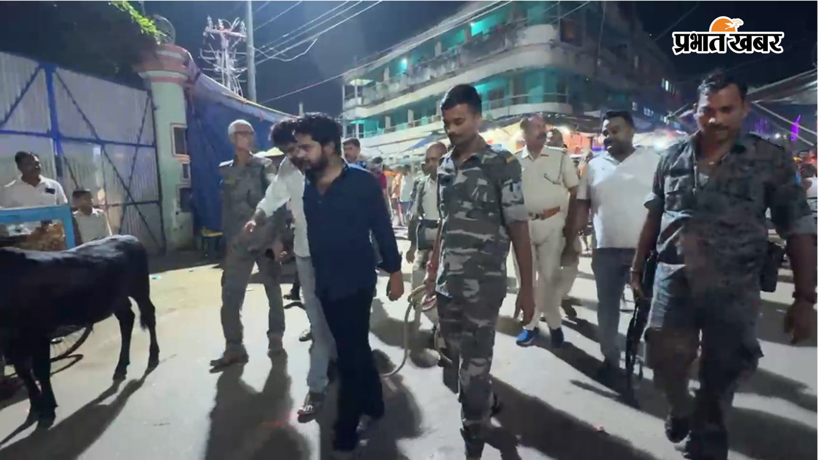 हथियार गोली बरामद करने संदिग्धों को इलाके में पैदल मार्च करते ले जाती नगर थाना पुलिस | Prabhat Khabar Network