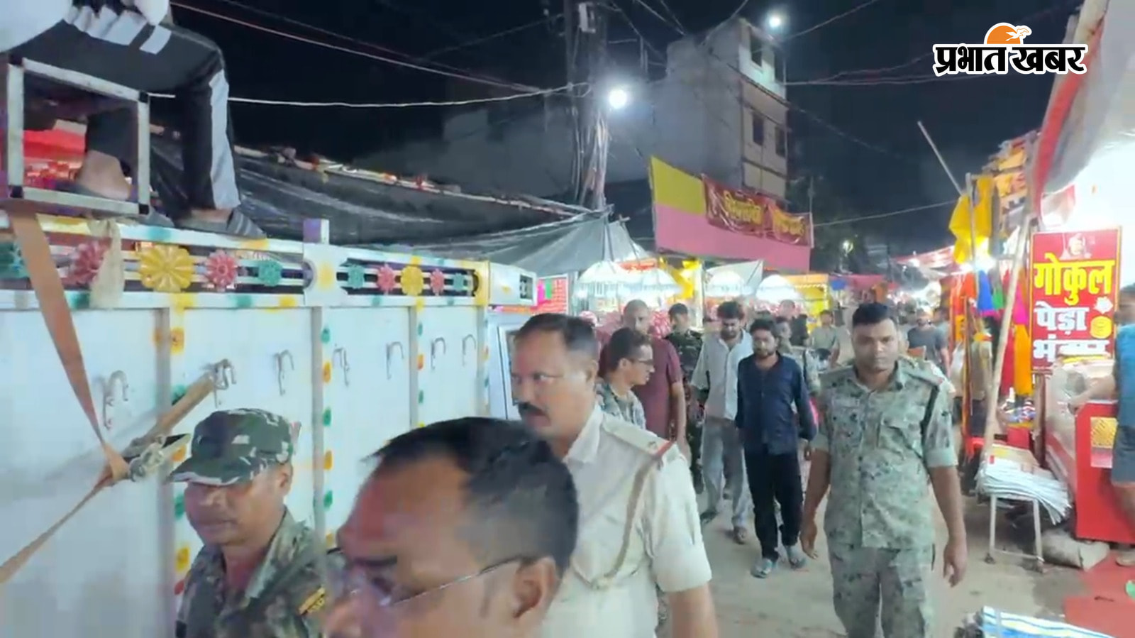 हथियार गोली बरामद करने संदिग्धों को इलाके में पैदल मार्च करते ले जाती नगर थाना पुलिस | Prabhat Khabar Network