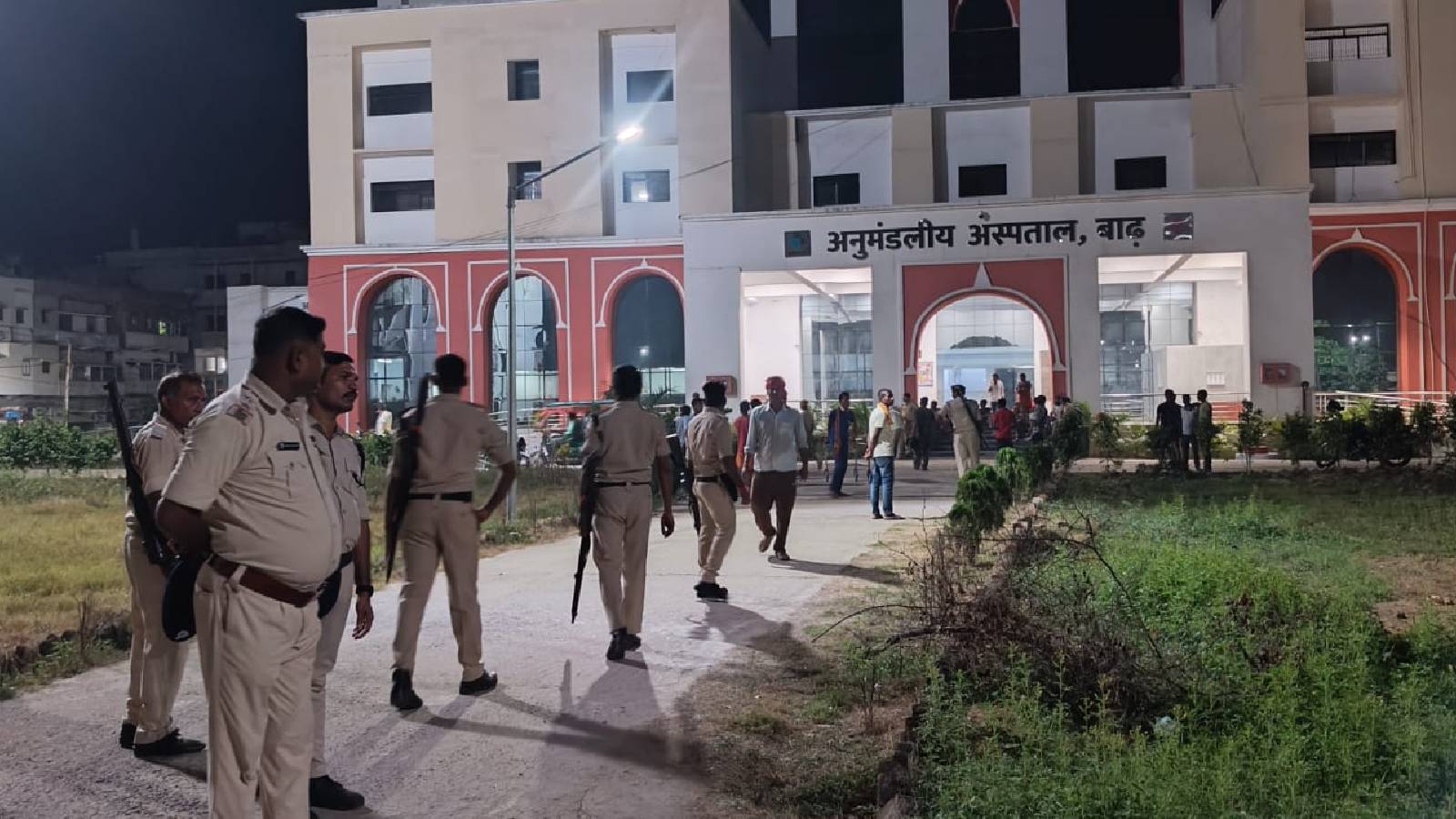 बाढ़ अस्पताल में पुलिस की टीम.